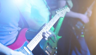 Gitar çalan müzik sanatçısı