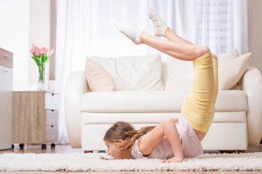 Sporcu evde egzersiz yapıyor.