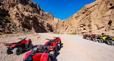 Çölde dört tekerli bisiklet gezisi