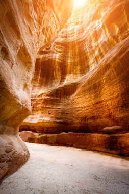 Yolda tek başına yürüyen bir turist, Jordan.
