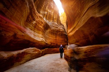 Yolda tek başına yürüyen bir turist, Jordan.