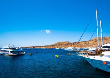 Beyaz yatlarla deniz kenarına bak