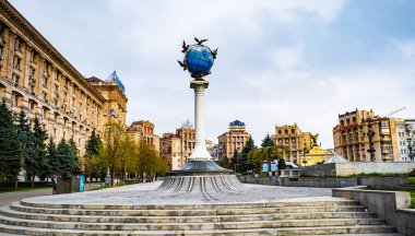 Kyiv 'deki Bağımsızlık Karesi, Dünya Parçası Heykeli