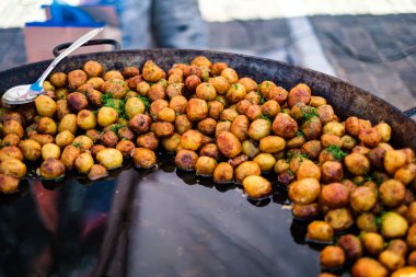 Büyük tavada kızarmış patates.