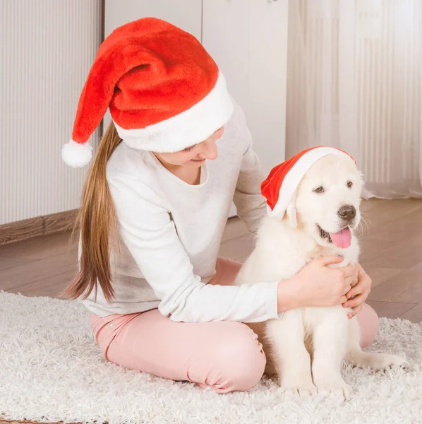 Menina sentar abraçando retriever cachorro — Fotografia de Stock