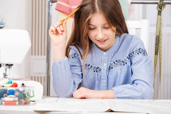 Skräddarsy Girl Making mallar — Stockfoto