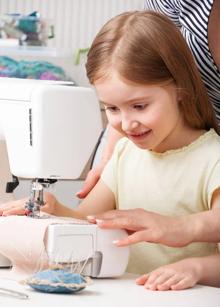 Mädchen arbeitet mit Nähmaschine — Stockfoto