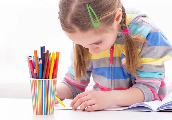 Joven alumna que trabaja en su cuaderno — Foto de Stock