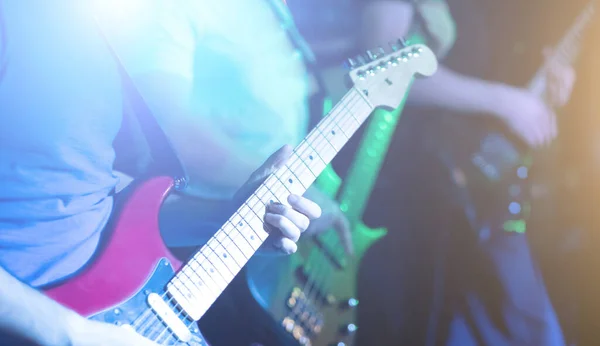 Artista musical tocando solo por guitarra — Fotografia de Stock