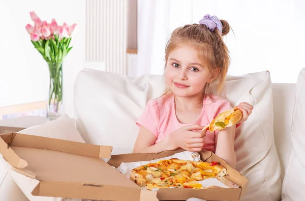 Enfant comme pizza récemment livrée — Photo