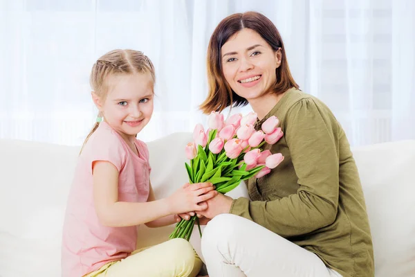 Kid dando buquê de flores no dia das mães — Fotografia de Stock