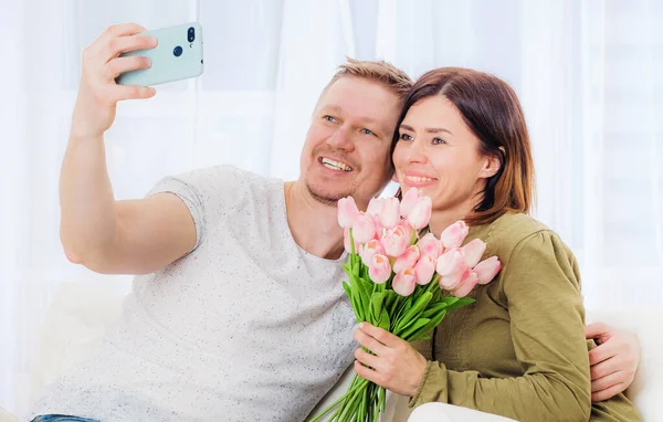 Hombres y mujeres tomando selfie —  Fotos de Stock