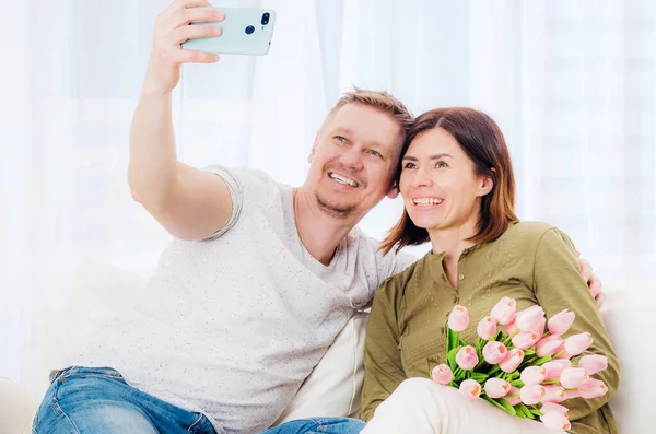 Erkekler ve kadınlar selfie çekiyorlar. — Stok fotoğraf