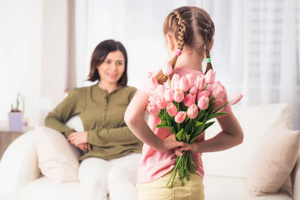 Menina está preparando surpresa para a mãe — Fotografia de Stock