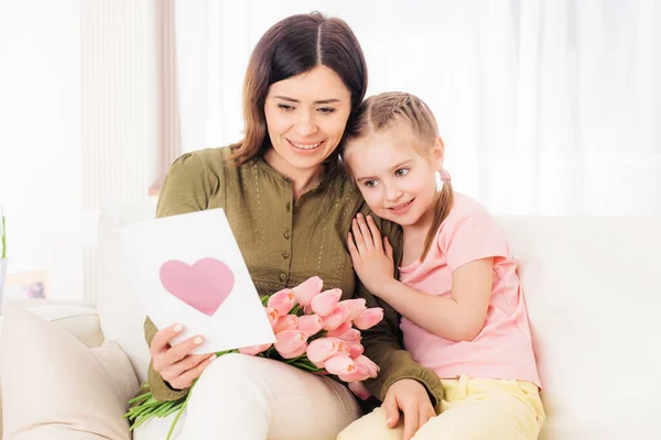 Mutter liest Grußkarte — Stockfoto