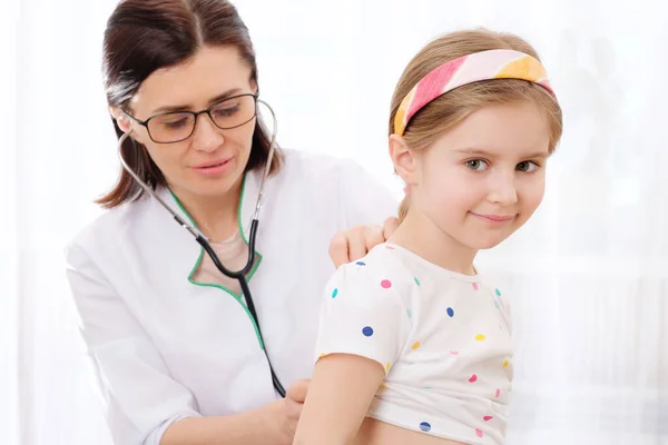 Dokter luisteren naar meisje met stethoscoop — Stockfoto