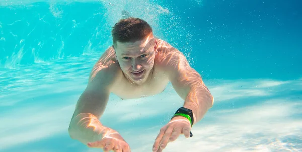 Man swimming underwater — Stock Photo, Image