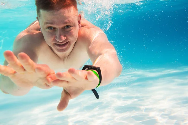 Man swimming underwater — Stock Photo, Image