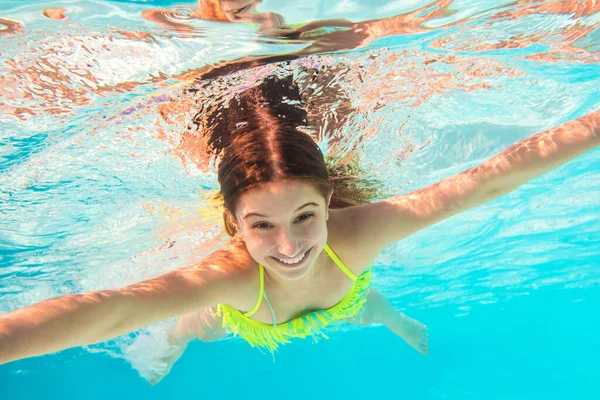 Young girl swimming underwater — Stock Photo, Image