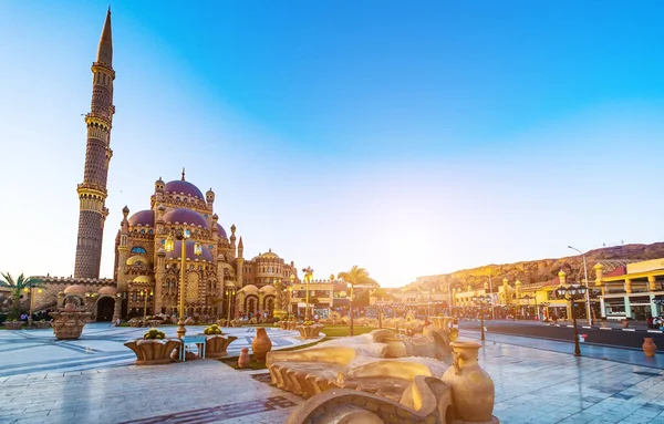 Hermosa mezquita Al Mustafa en el casco antiguo de Sharm — Foto de Stock