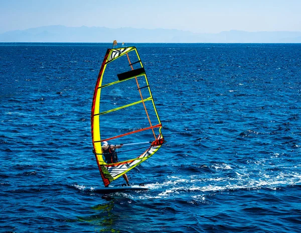 Esportista masculino windsurf em mar azul — Fotografia de Stock