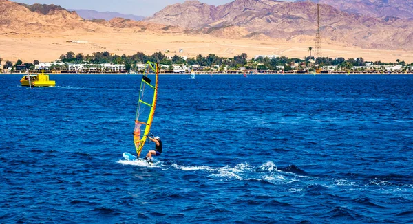Extremsport Windsurfen im blauen Meer — Stockfoto