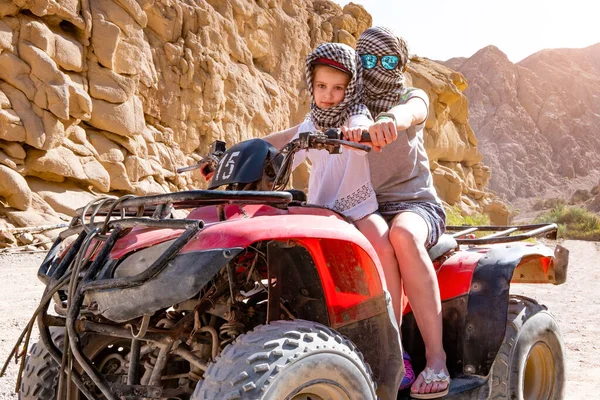 Excursie op quad bike met kid girl en haar trainer — Stockfoto