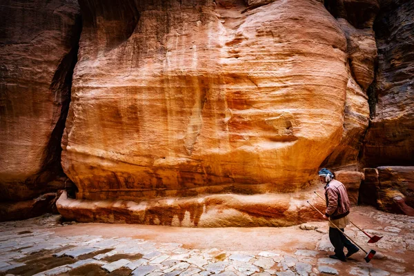 Grande roccia sul sentiero per Petra Tesoro — Foto Stock