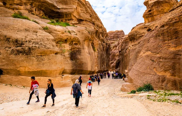 Turister på smal stig, Jordanien — Stockfoto