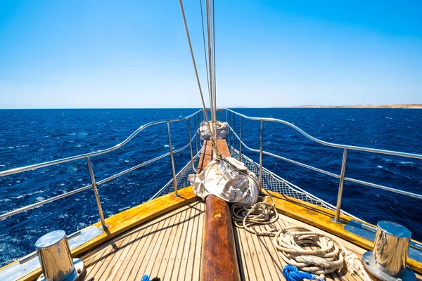 Вид с моторной яхты на голубое море — стоковое фото