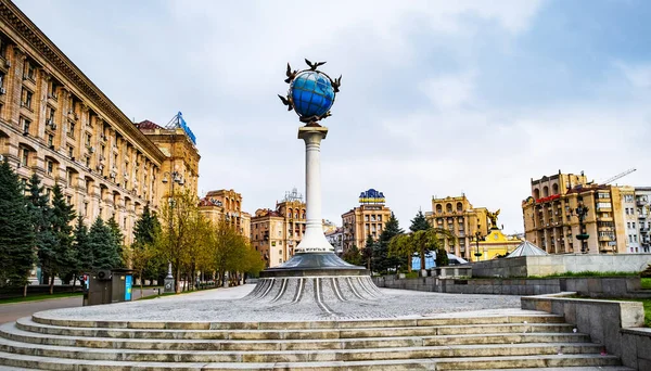 Plaza de la Independencia en Kiev, estatua de la pieza del globo —  Fotos de Stock