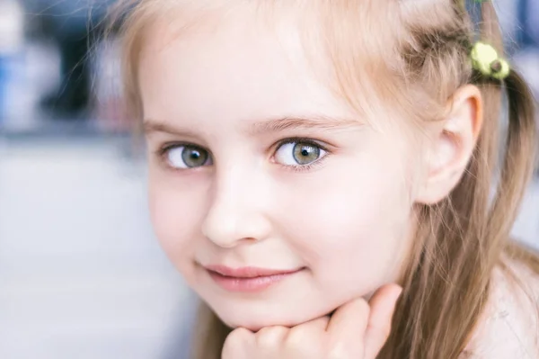 Niedliches kleines Mädchen mit grünen Augen — Stockfoto