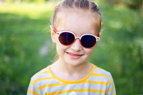 Menina em óculos de sol agradáveis — Fotografia de Stock