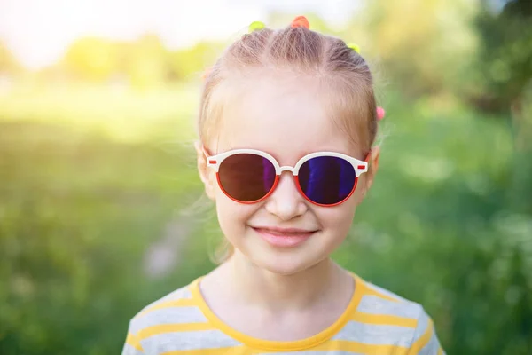 Kleines Mädchen mit schöner Sonnenbrille — Stockfoto