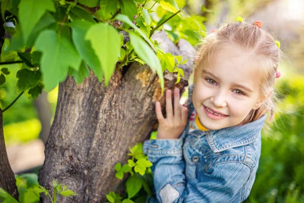 Menina criança brincando no parque verde local — Fotografia de Stock