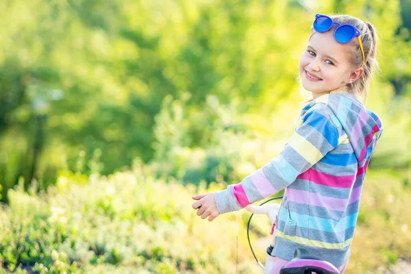 Маленькая девочка с велосипедом — стоковое фото