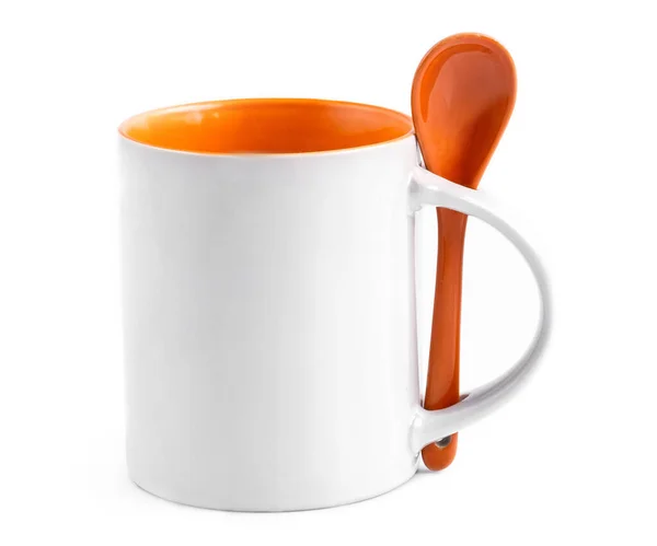 Taza blanca con cuchara naranja aislada en blanco — Foto de Stock