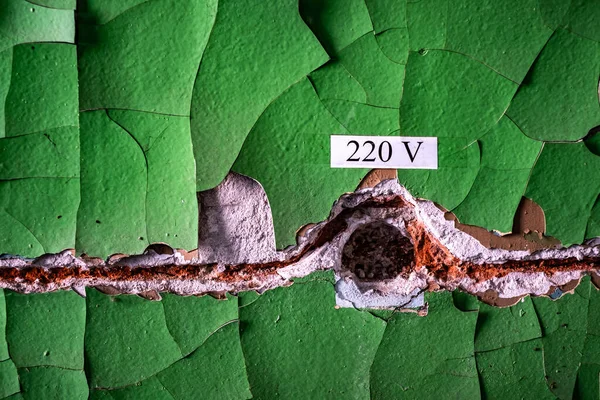 配線記号と古い破損した緑の壁 — ストック写真