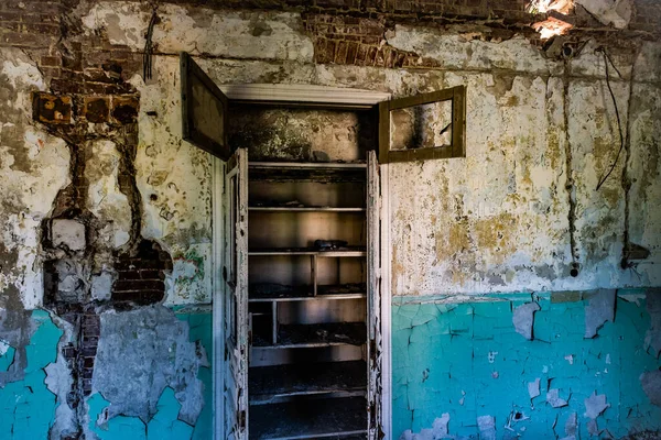 Παλιά ξύλινη ντουλάπα σε εγκαταλελειμμένο νοσοκομείο Εικόνα Αρχείου