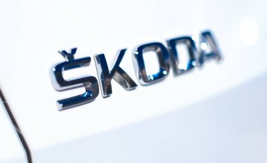 Beyaz bir arabanın üzerindeki Skoda logosu