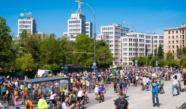 Harkov 'un merkezinde bisikletçi günü