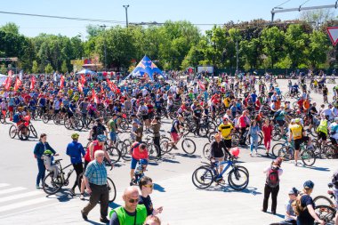 Harkov 'un merkezinde bisikletçi günü