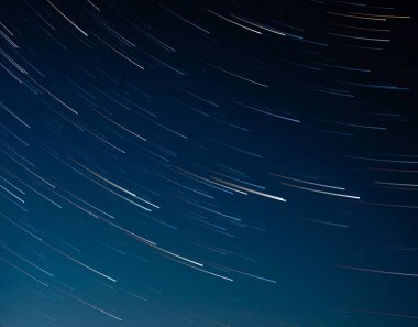 koyu mavi gökyüzünde startrails