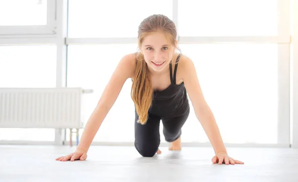 Hübsches junges Mädchen macht Übungen — Stockfoto