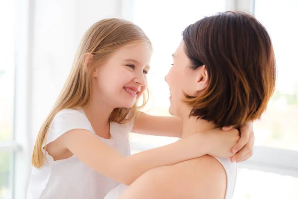 Madre con su hija pequeña abrazándose —  Fotos de Stock