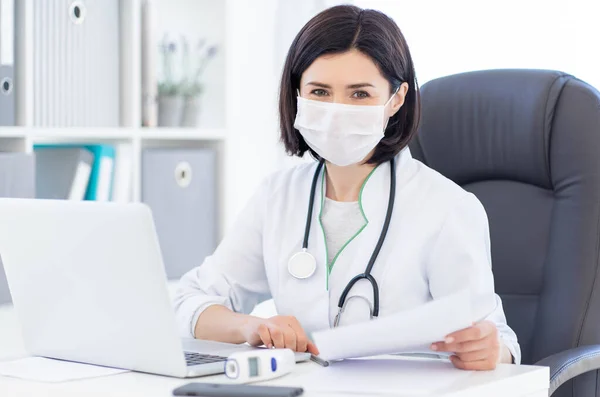 Dokter met gezichtsmasker aan het werk — Stockfoto