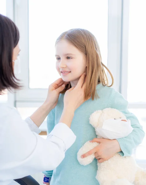 Bambina all'appuntamento medico — Foto Stock