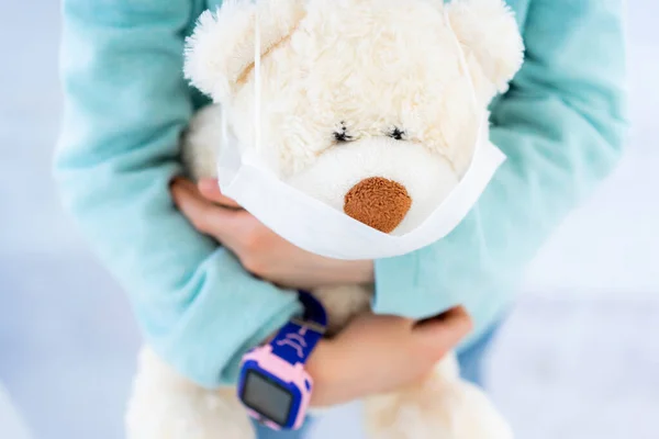 Urso de pelúcia em máscara médica — Fotografia de Stock