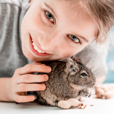 Degu sincabı olan genç bir kızın portresi