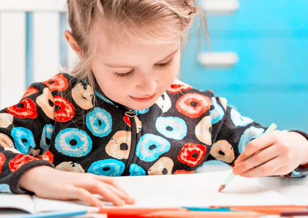 Little blonde girl draws with pencils — Stock Photo, Image